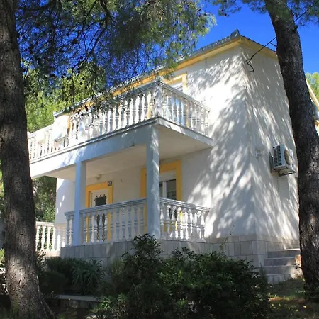 Apartment Apartments With A Parking Space Rukavac, Vis - 2407