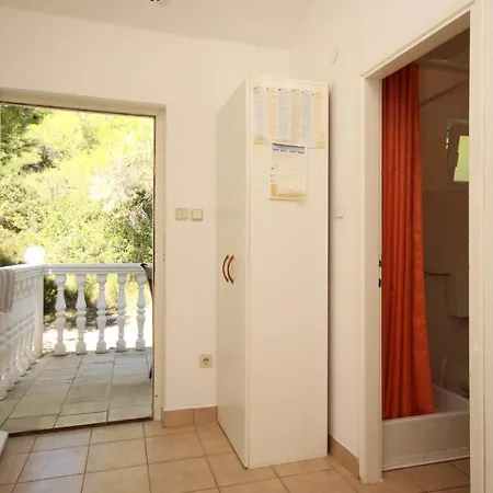 With Parking Space Rukavac, - 2407 维斯